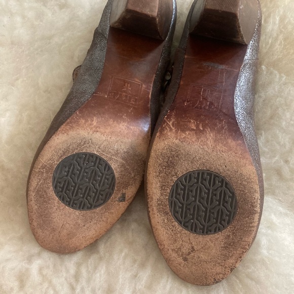 Frye Lisa T-strap Heels distressed silver/brown 8.5 - Picture 6 of 8